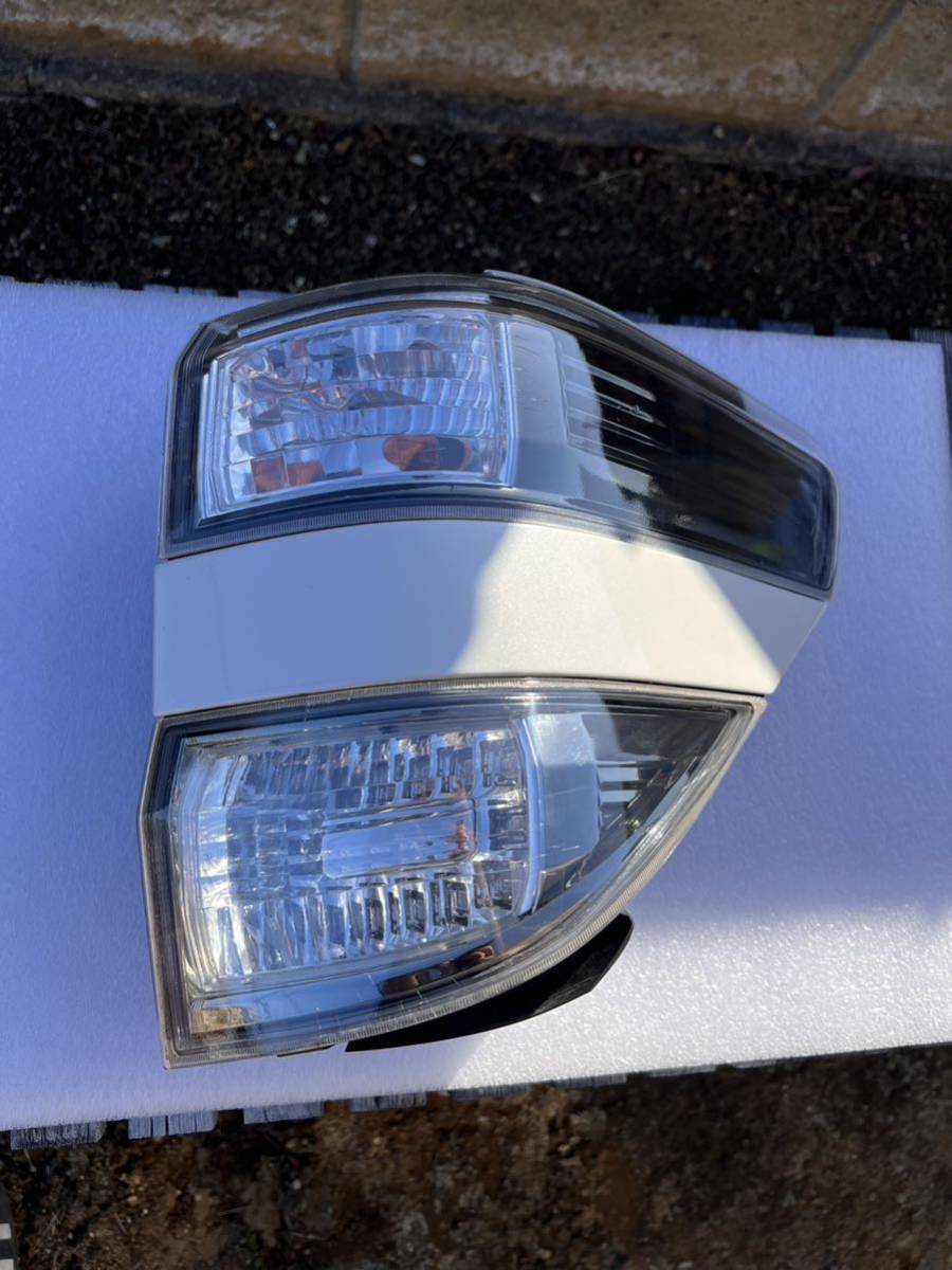 20系ヴェルファイア前期純正テールランプ右クオーター側
