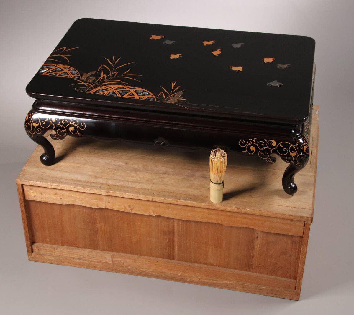 時代 花鳥図 金蒔絵 黒塗二段卓 冠卓 木箱 木製 花台 飾台 鶉 雀 M840