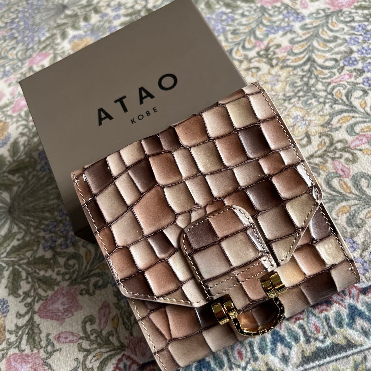 ATAO ロトロ ブラウンレザー二つ折り財布 ゴールド金具
