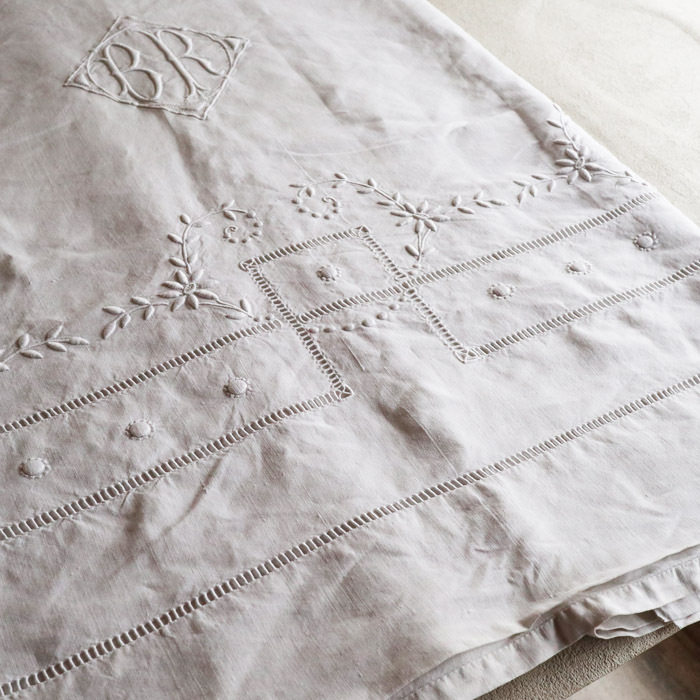 602】フランス アンティーク 大きな シーツ 手刺繍 イニシャル 花
