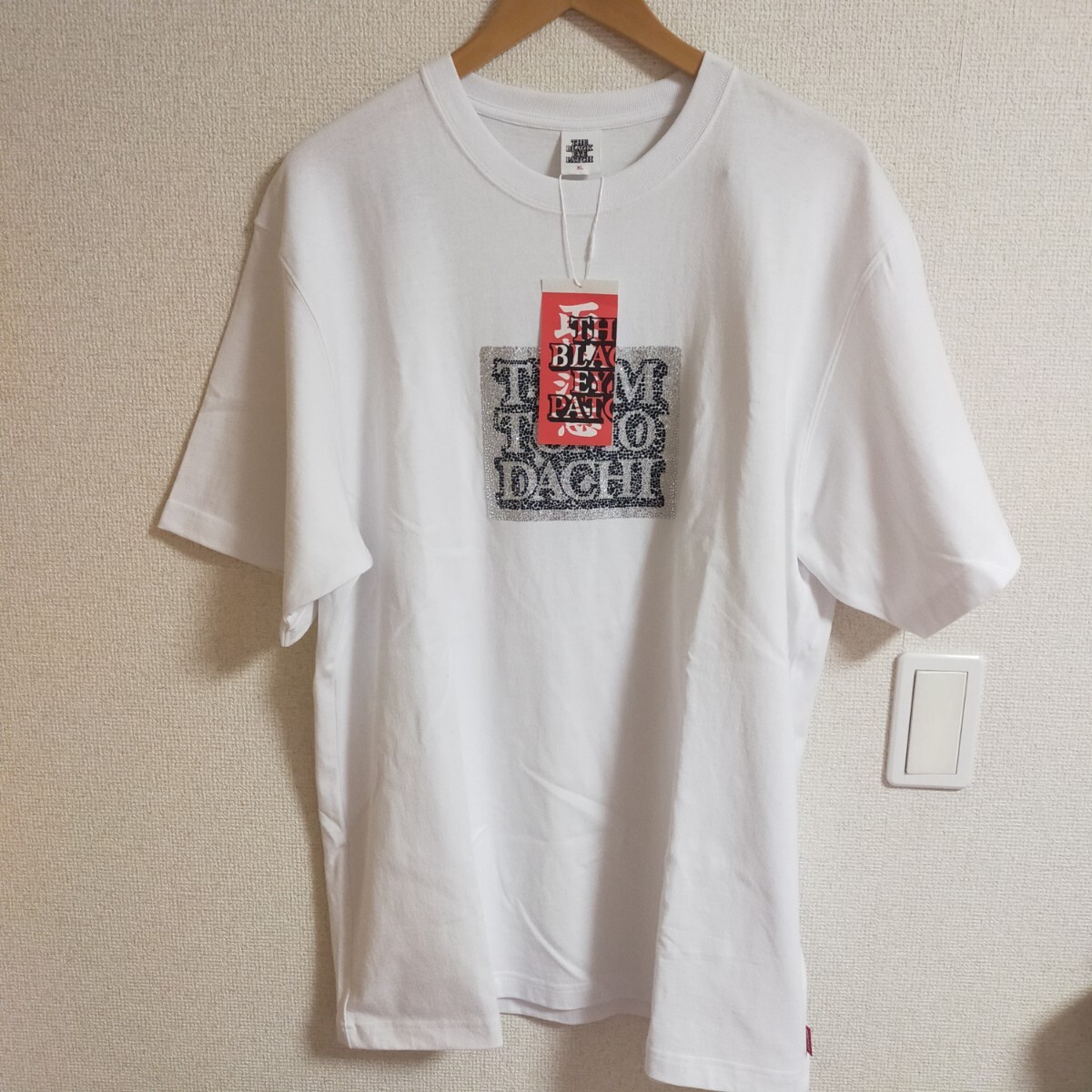 ブラックアイパッチ x チーム友達 ラベル ラインストーン Tシャツ