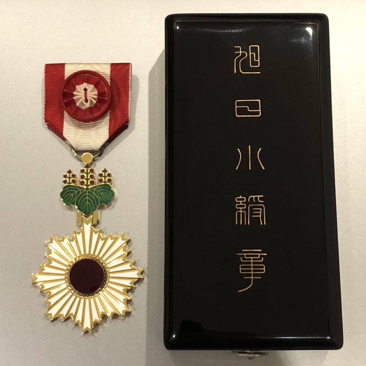 オーバル型金属製ピンバッジ 勲章 小判