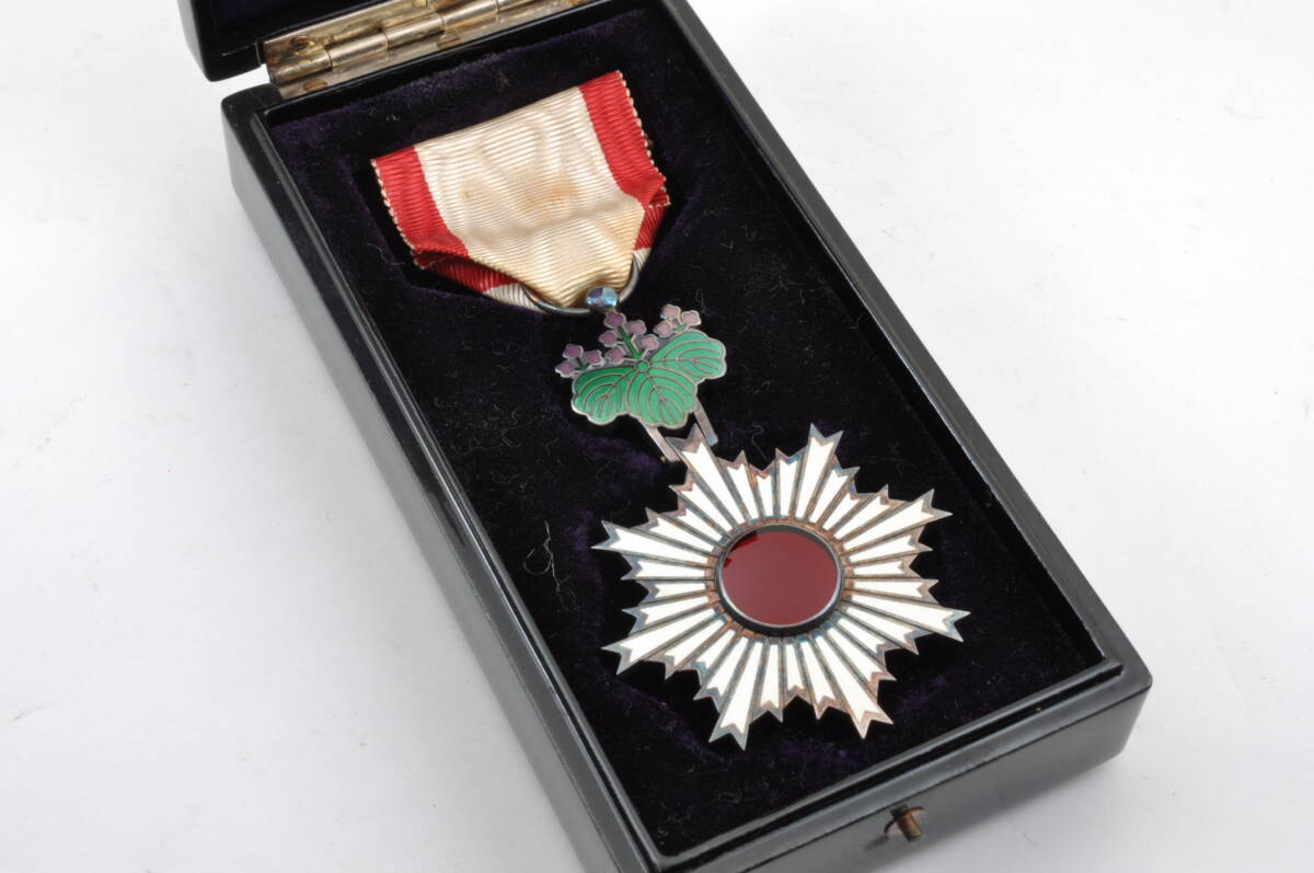 910、、勳六等単光旭日章 メダル 徽章 勲章 記章 1点 勲六等単光旭日章