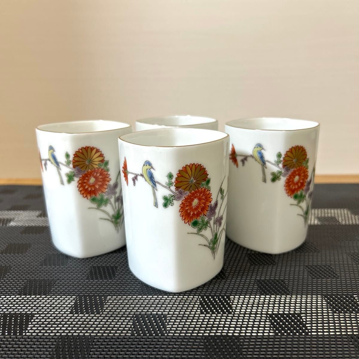 深川製磁 菊小鳥 湯呑み 4個セット 四角湯呑み 花と鳥の絵柄 有田焼