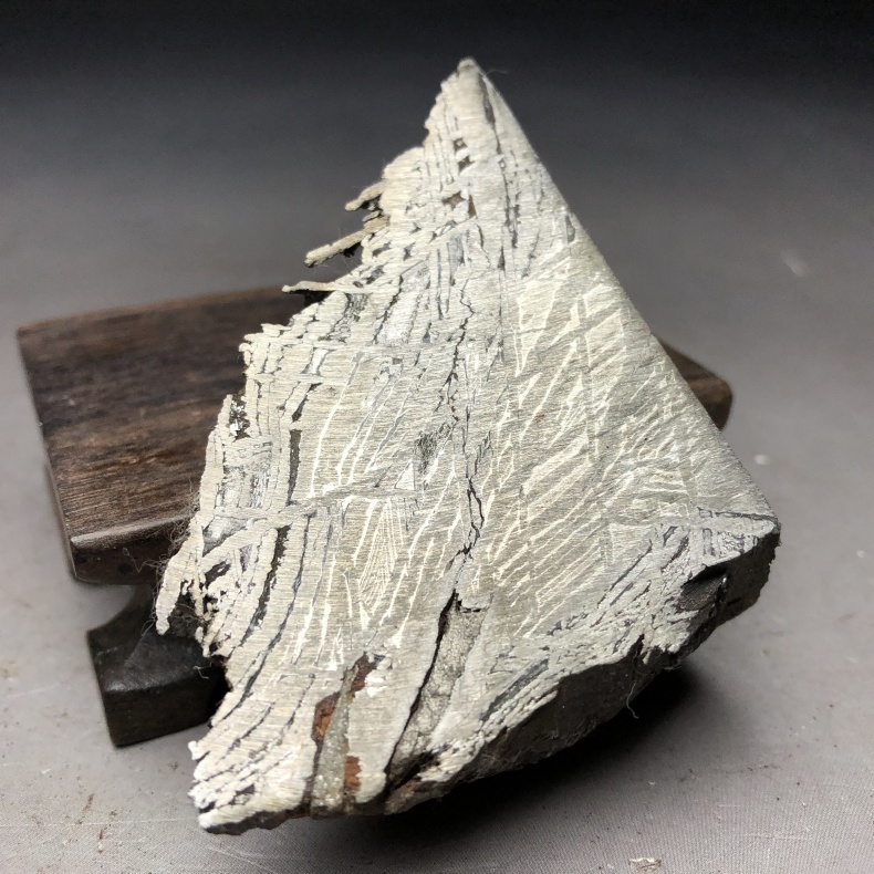 M 隕石 鉄隕石 アルタイ隕石 原皮付き ナチュラル 原石 重さ約153g M