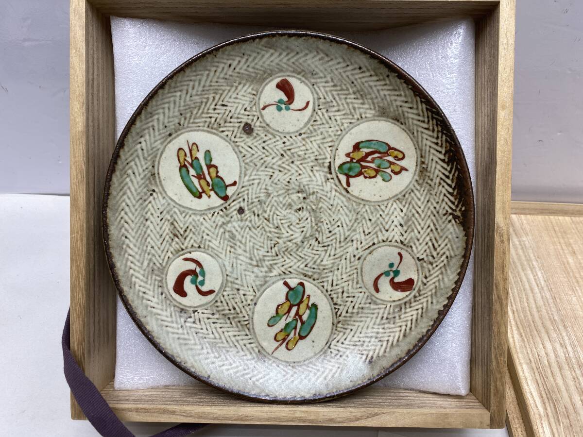 島岡達三 象嵌赤絵草花文皿 【公式通販】