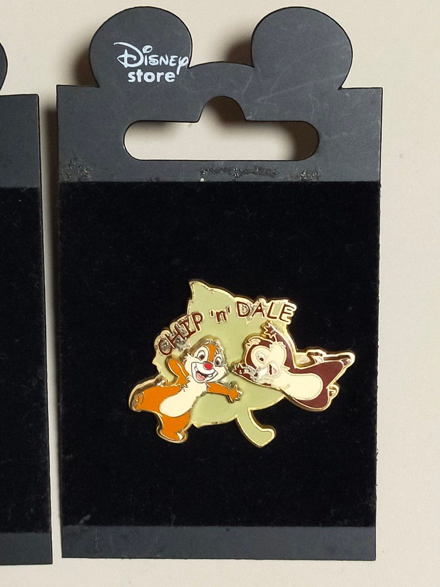 ディズニーストア ピンバッジ チップとデール フェイス どんぐり
