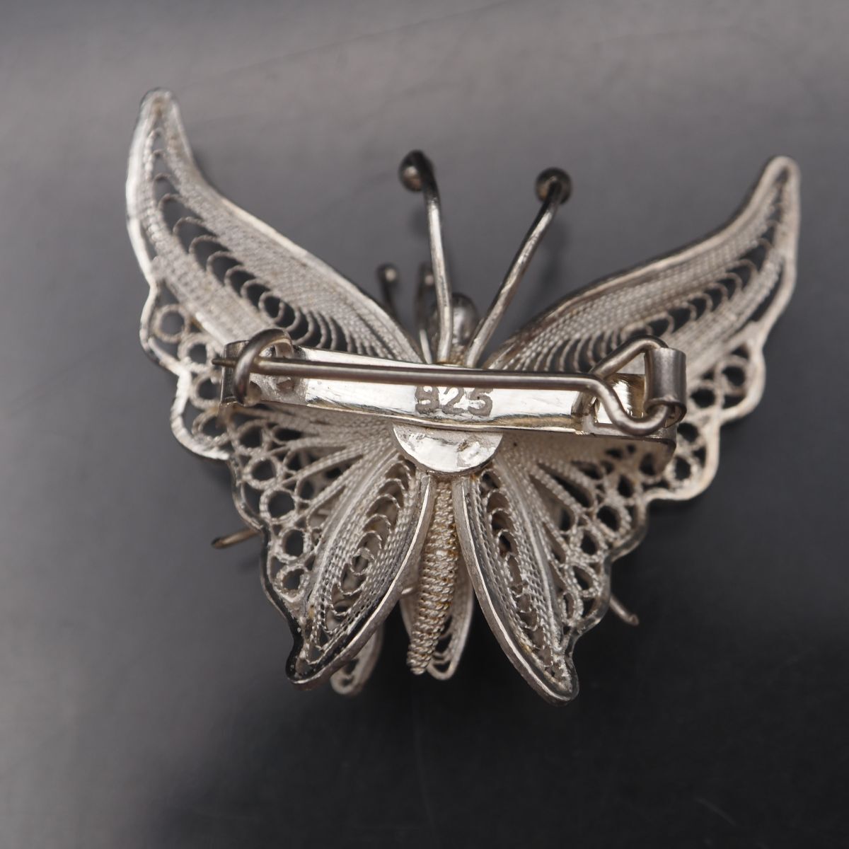J368 ヴィンテージ 925刻印 ブローチ フィリグリー 銀線細工 2匹の蝶