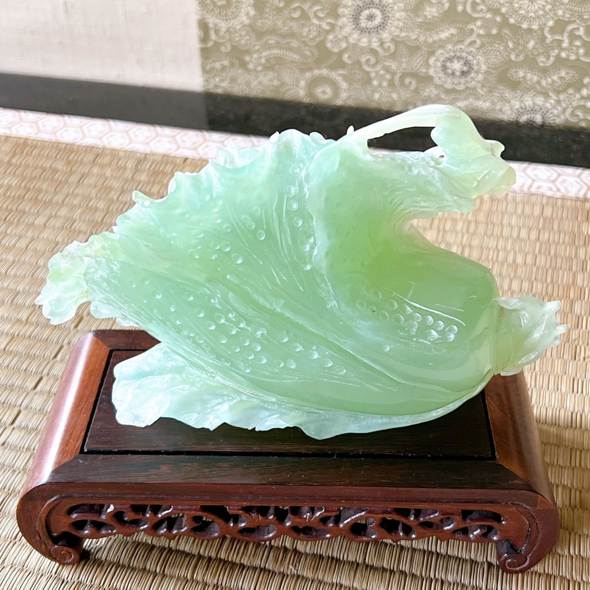 玉石翡翠白菜 彫刻 台座付き 中国 縁起物 インテリア 台座付 置物