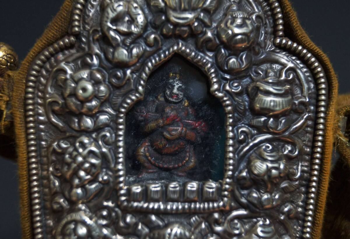 オールドチベット ガウ携帯祭壇『薬師如来』仏像窓銀製装飾手造り打出