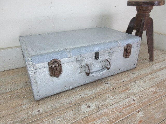 ヴィンテージアルミトランクケース タイヤ付き 店舗什器 インテリア