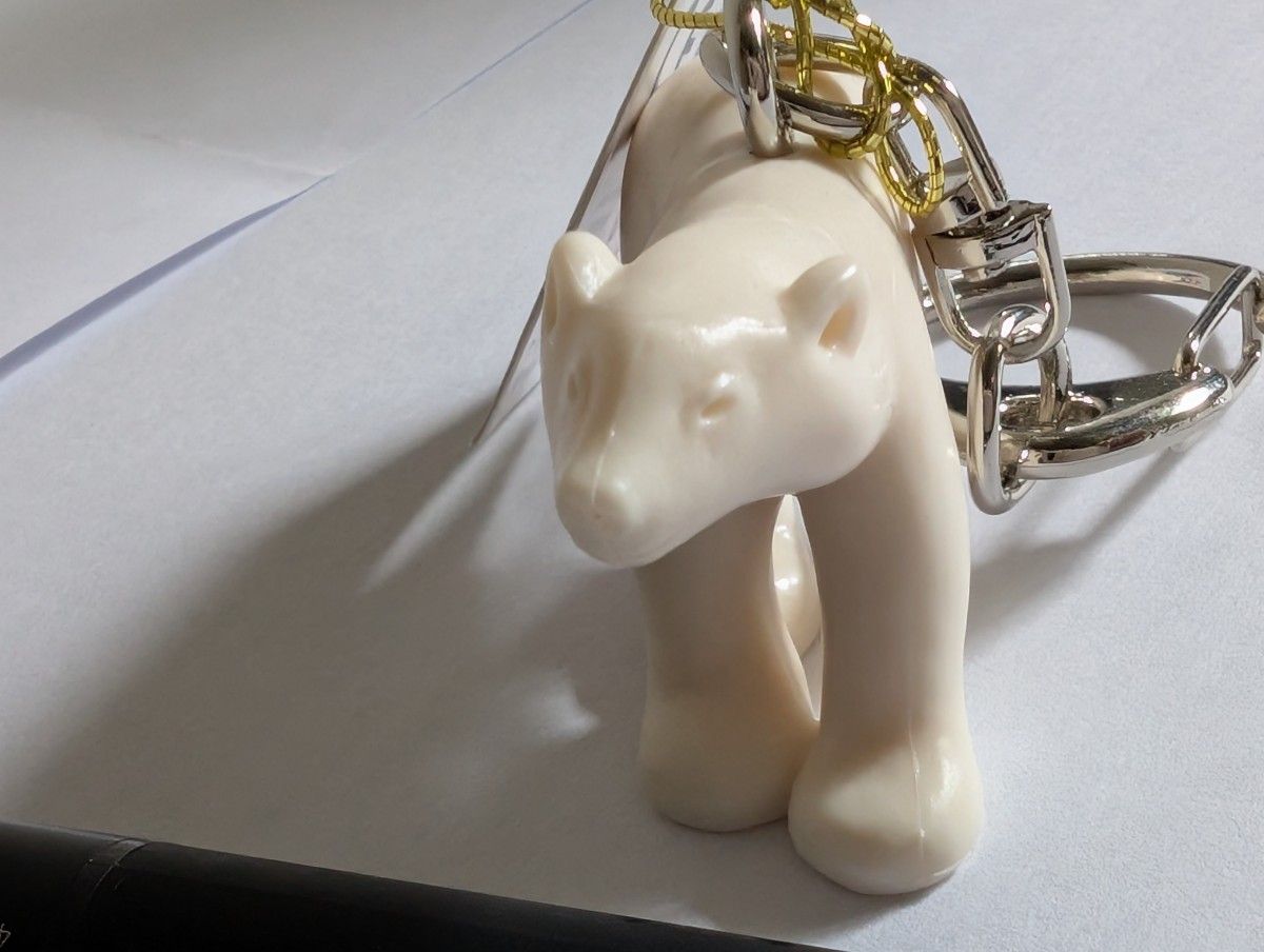 新品 オルセー美術館のポンポン キーホルダー シロクマ 未使用新品 美