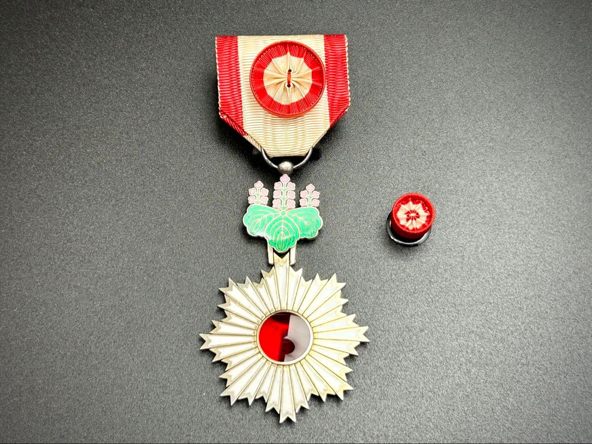 勲四等旭日小綬章 戦時中銀文字共箱型 共箱 略綬付 勲章 記章 記念章