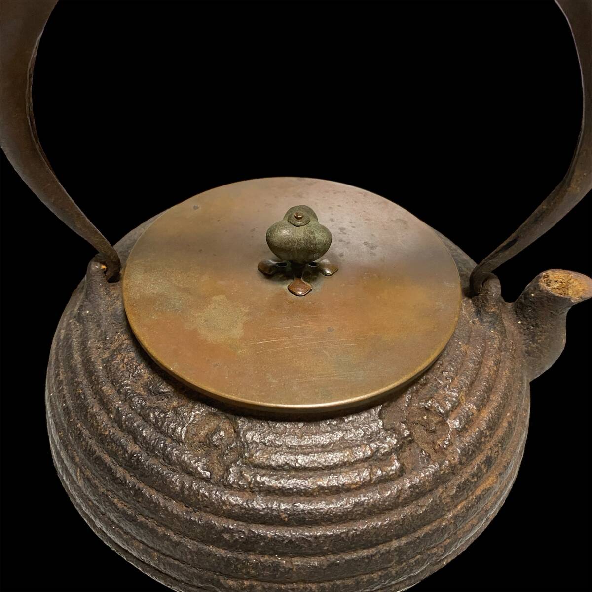煎茶道具 龍文堂造 宝珠形秋草文 銅蓋 鉄瓶 鉄壷 D R6027