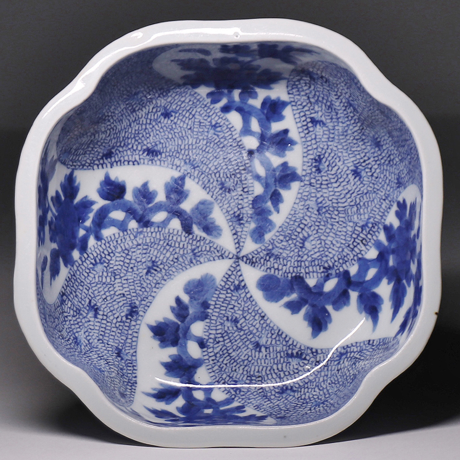 古伊万里 染付 牡丹唐草文大鉢 江戸時代中期(元禄)頃 銘 渦福 名品