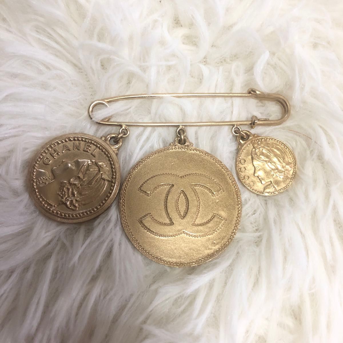 シャネル ブローチレディースマドモアゼルアクセサリーレア希少女性