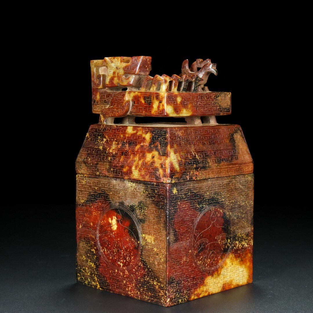 古代 和田玉(ホータン)細工彫り古代龍首帯勾 根付 緒締玉 提げ