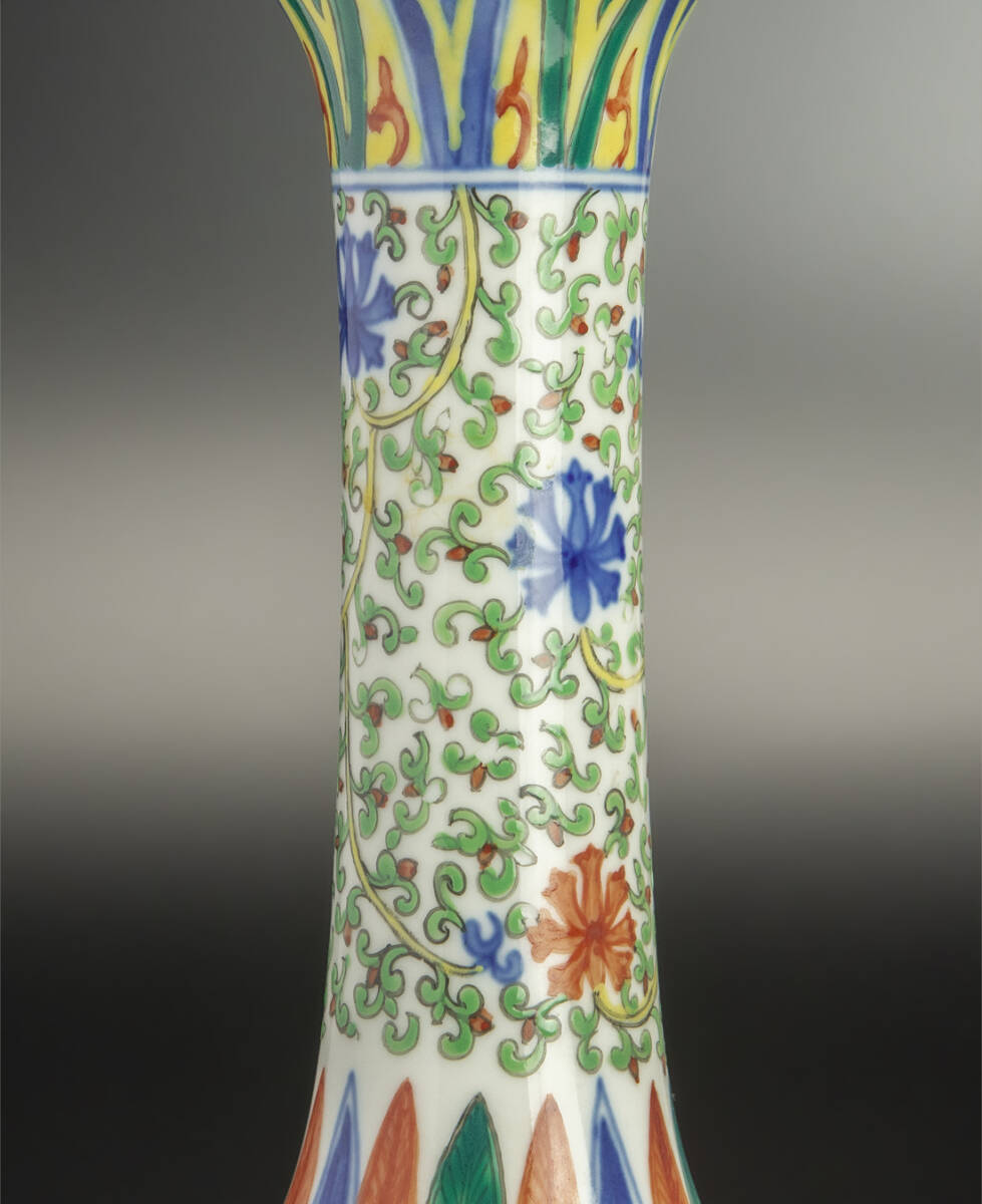 中国 大清乾隆年製 緑竜紋 長頸瓶。 中国 大清乾隆年製 緑竜紋 長頸瓶。