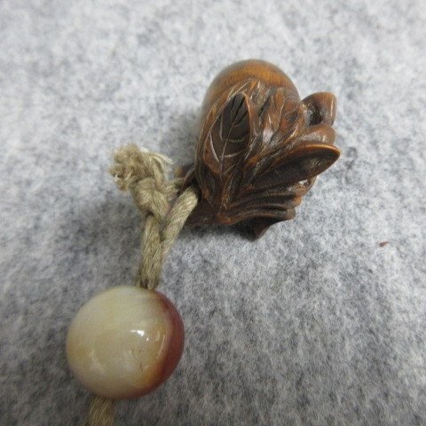 黒塗 蒔絵 荒波に岩鷹図 印籠 桃の根付 [B28159] 印籠の高