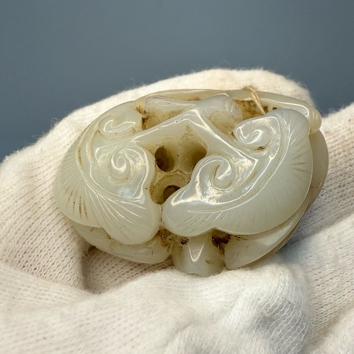 中国 玉石白玉彫刻 霊芝に神獣 根付 紙鎮 置物 C 7806E 中国玉石白玉