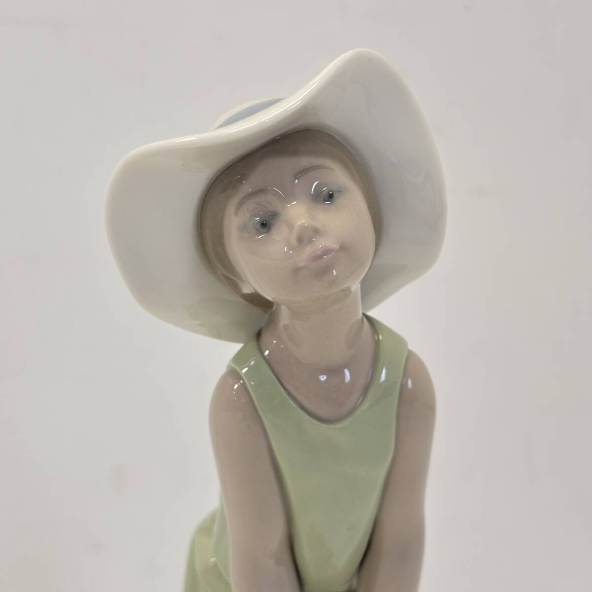 LLADRO リヤドロ／鏡のまえで「若草色の少女」 【公式通販】