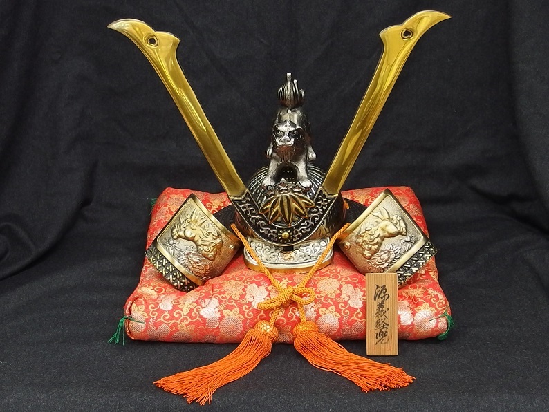 源九郎義経 獅子頭の出世兜の置物 源義経 獅子頭ノ兜』出世兜