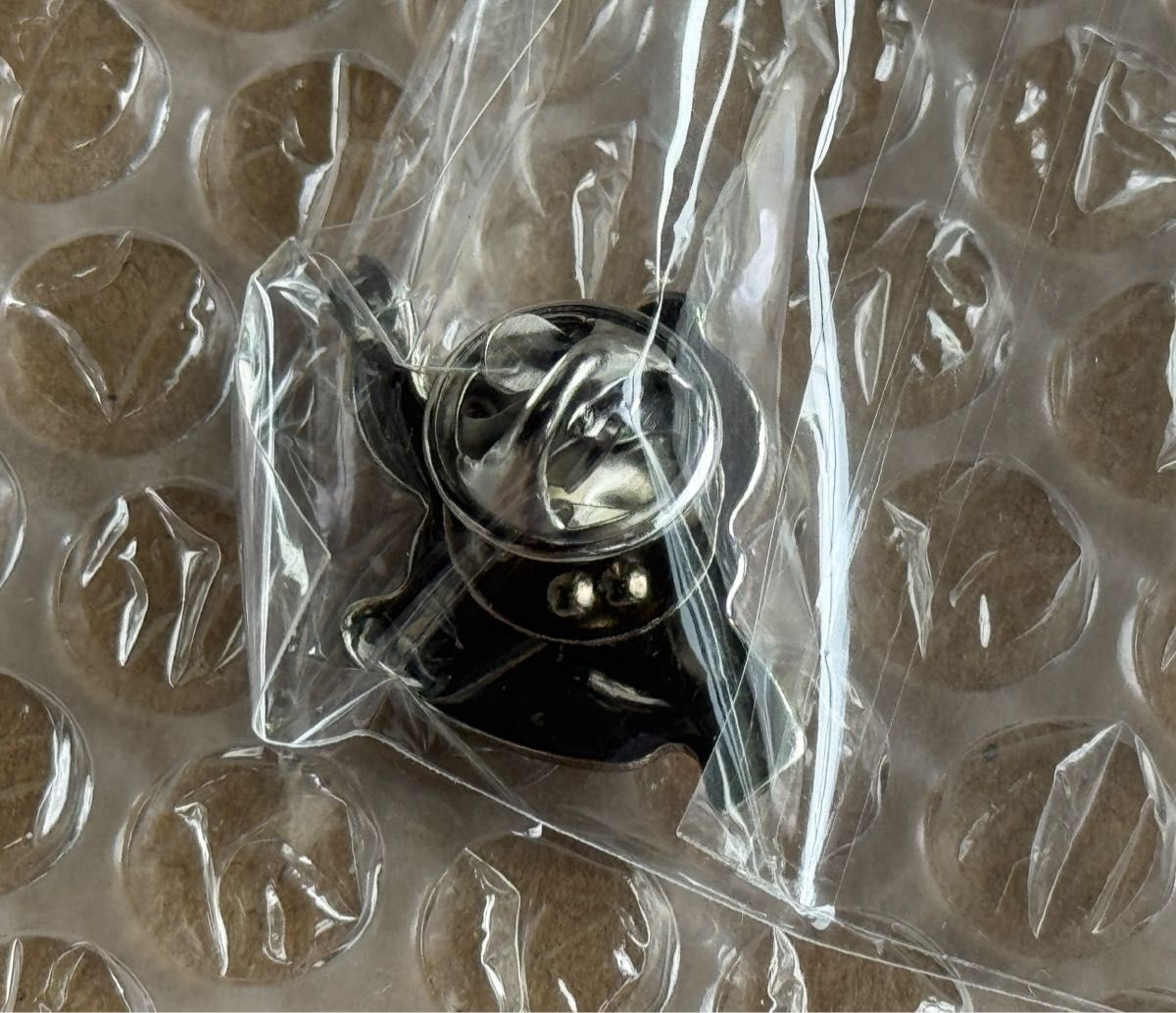 大阪・関西万博 オーストリア館 公式マスコット 赤白赤 ピンバッジ