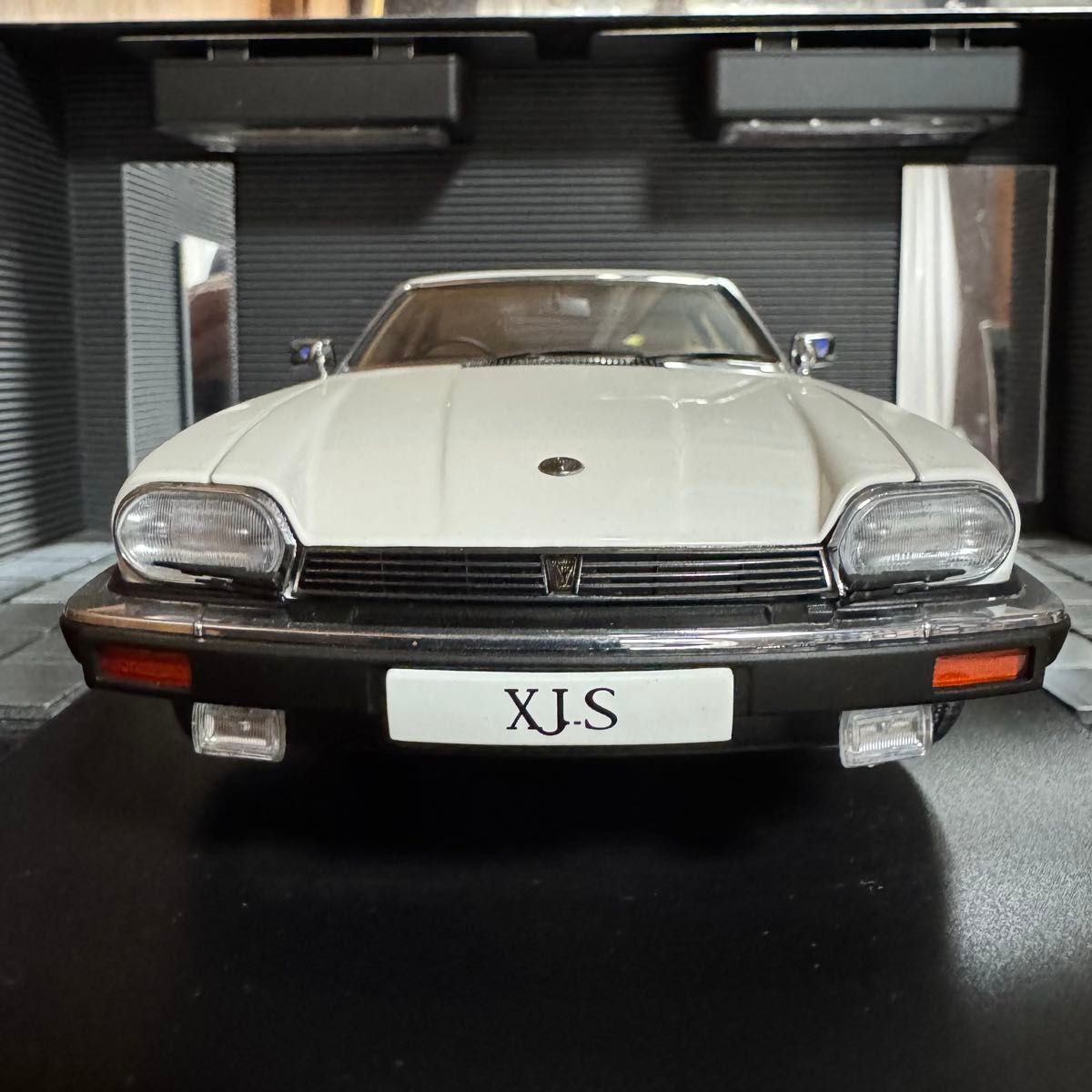 絶版未展示品 オートアート 1/18 ジャガー XJ-S ホワイト1980 絶版未展示