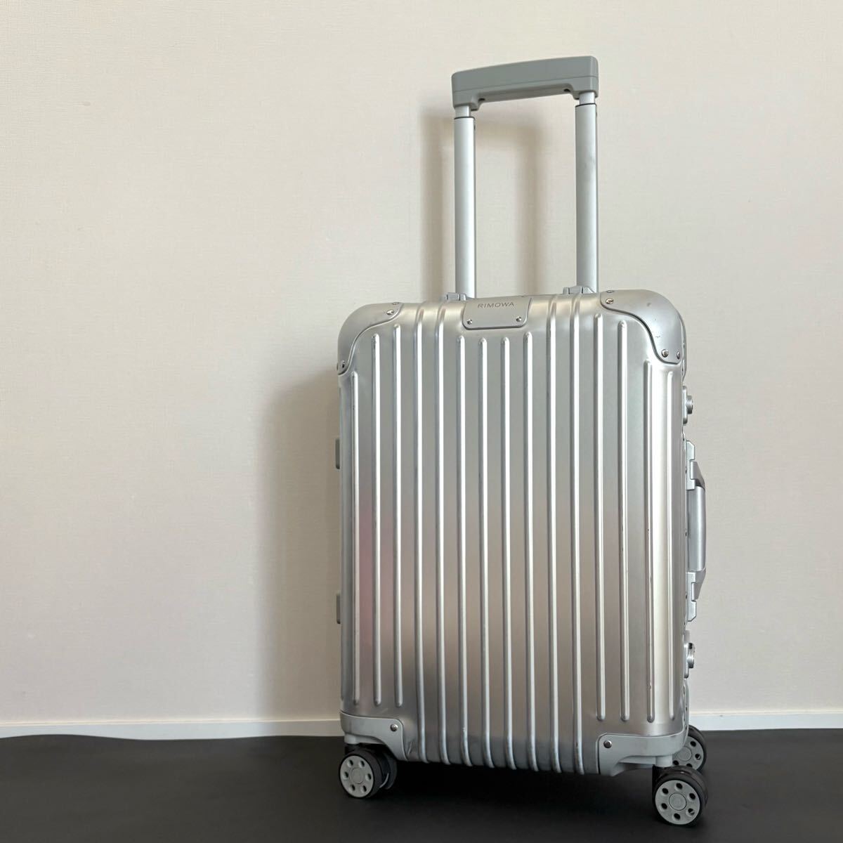 美品 リモワ オリジナル キャビンS 31L 機内持ち込み 4輪 TSAロック