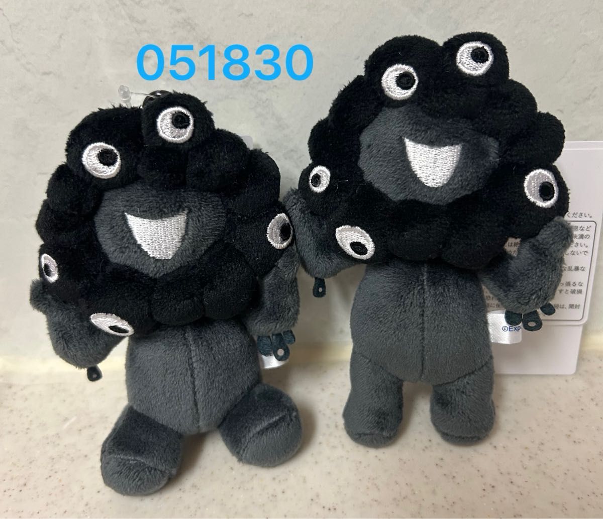 黒ミャクミャク カラビナ付きマスコット(座り) (立ち)ぬいぐるみ 2個