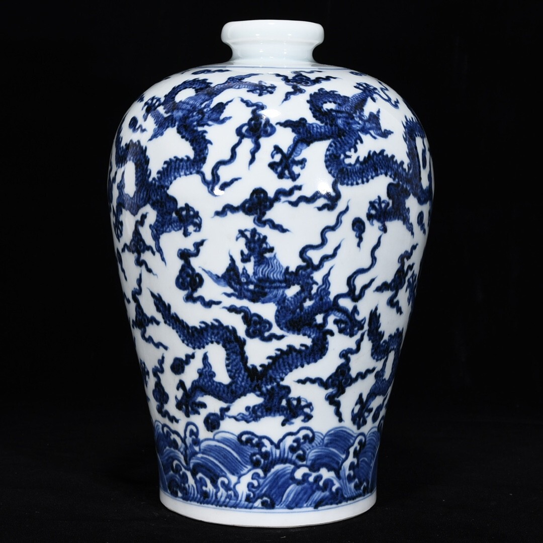 龍模様の陶磁器花瓶 成化年製 龍模様の陶磁器花瓶 成化
