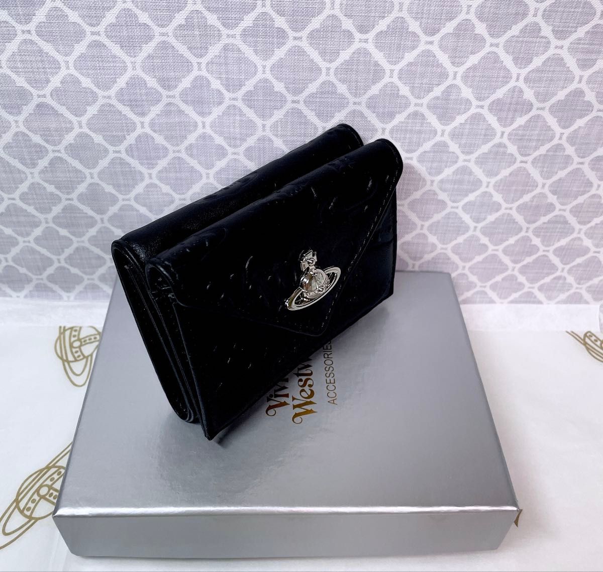 新作✩内柄も素敵】Vivienne Westwood 三折財布 黒マット 内柄も素敵