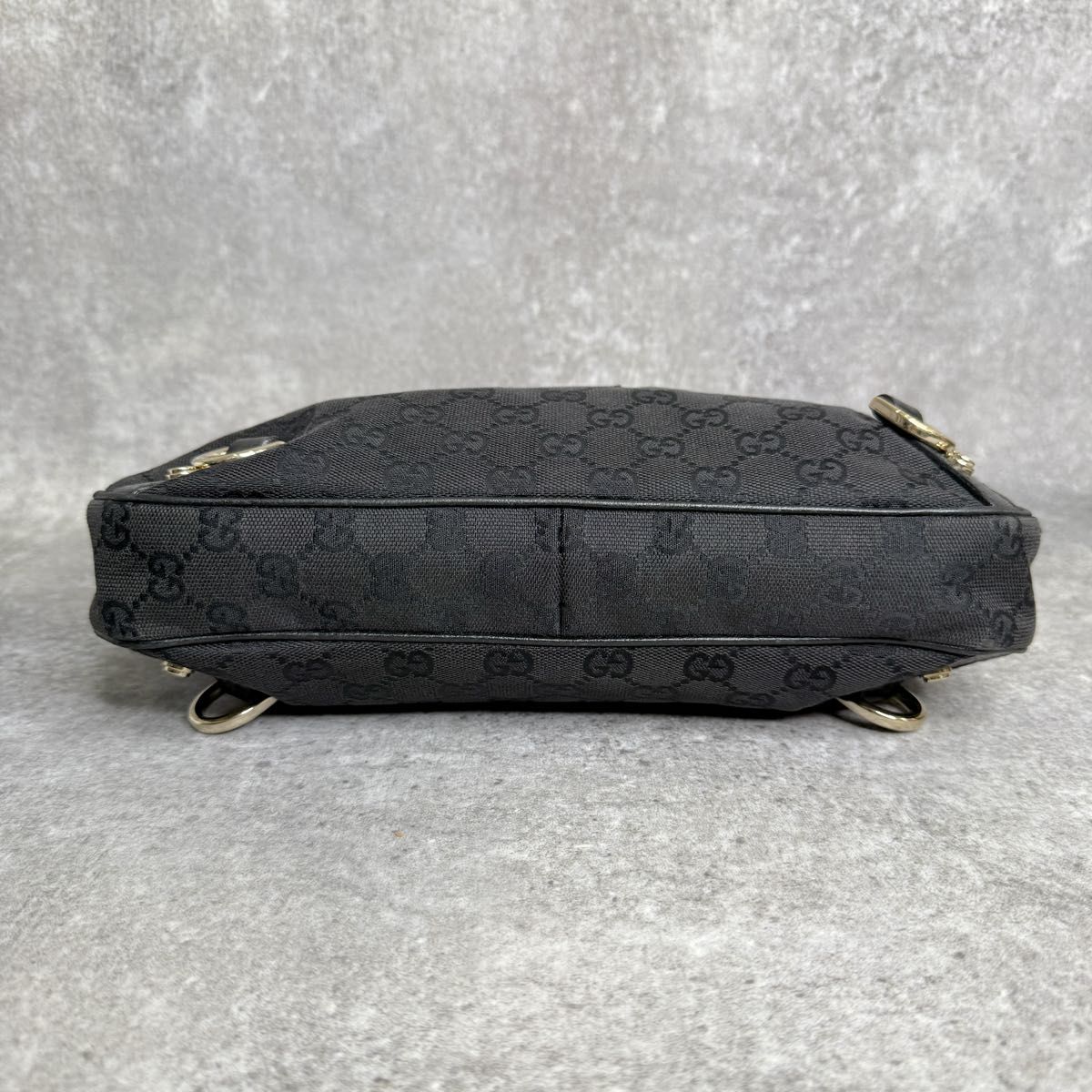 美品 GUCCI ワンショルダーバッグ GG キャンバス レザー アビー