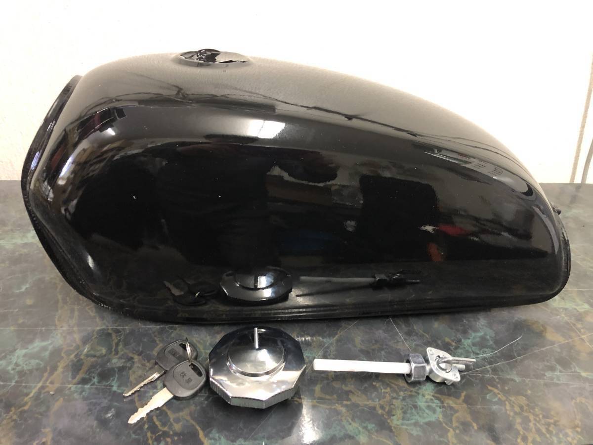 ☆汎用タンク 大容量8L ビッグタンク 新品 ピュアブラック（艶アリ黒