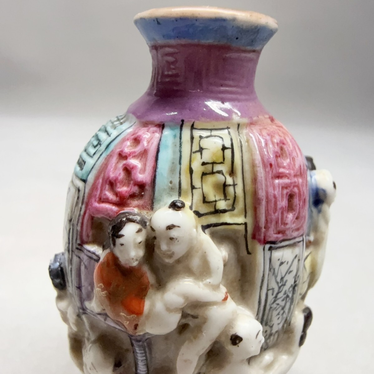 コレクター買取品 中国美術清乾隆時代 粉彩人物春宮図磁器鼻煙壺