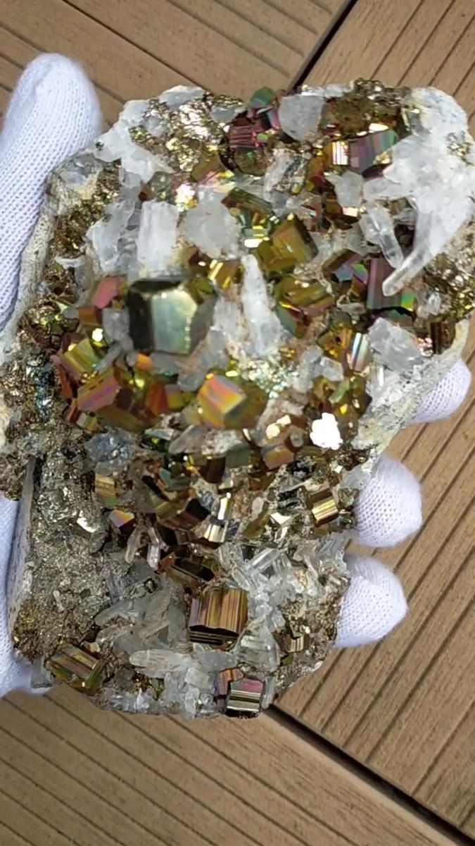 皇*ン様 【126g】カラーパイライト 水晶クラスター 共生 台座付