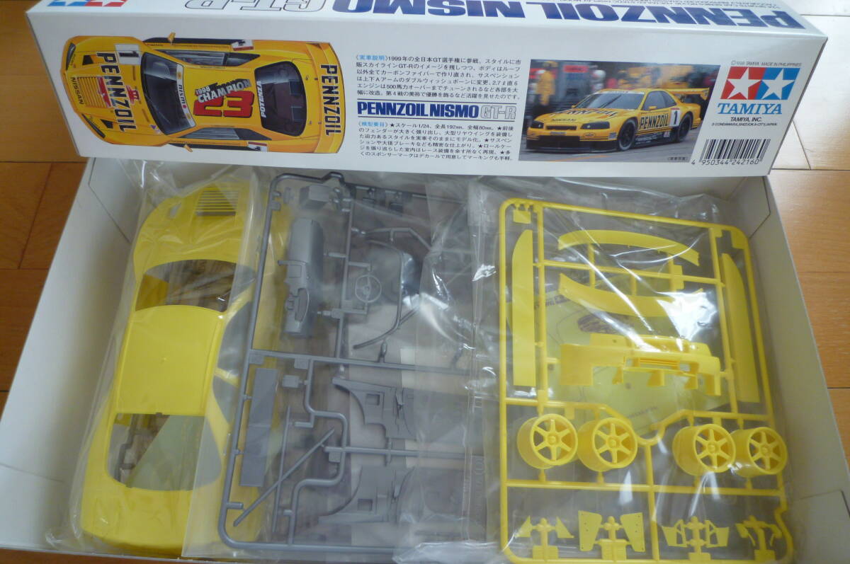 タミヤ 1/24 ペンズオイル ニスモ GT-R R34 ITEM 24216 パッケージに