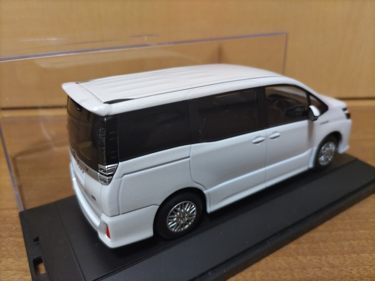 ☆1/30 トヨタ ヴォクシー ホワイトパールクリスタルシャイン 後期型
