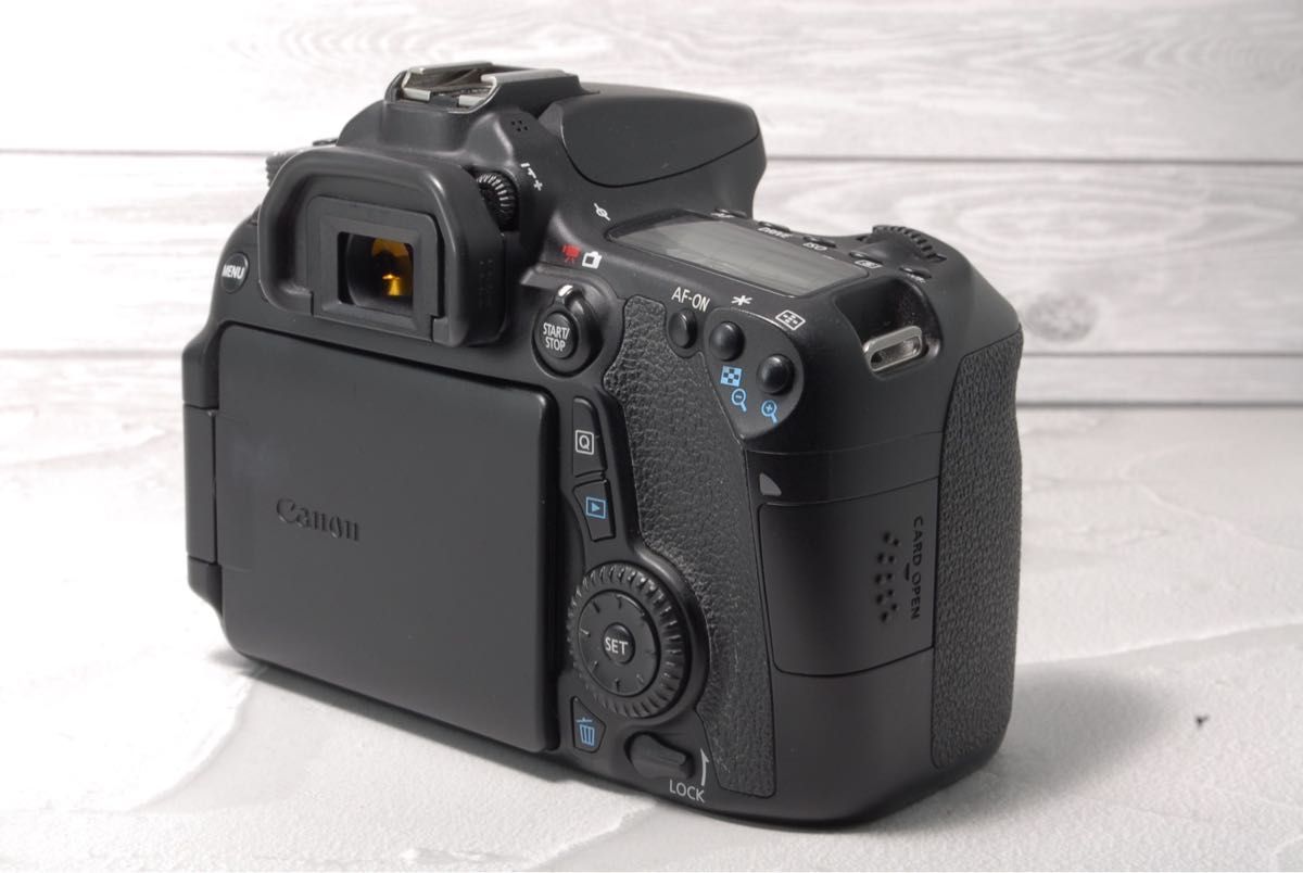 Canon EOS 70D ダブルレンズキット Wi-Fi搭載 スマホ転送OK キャノン