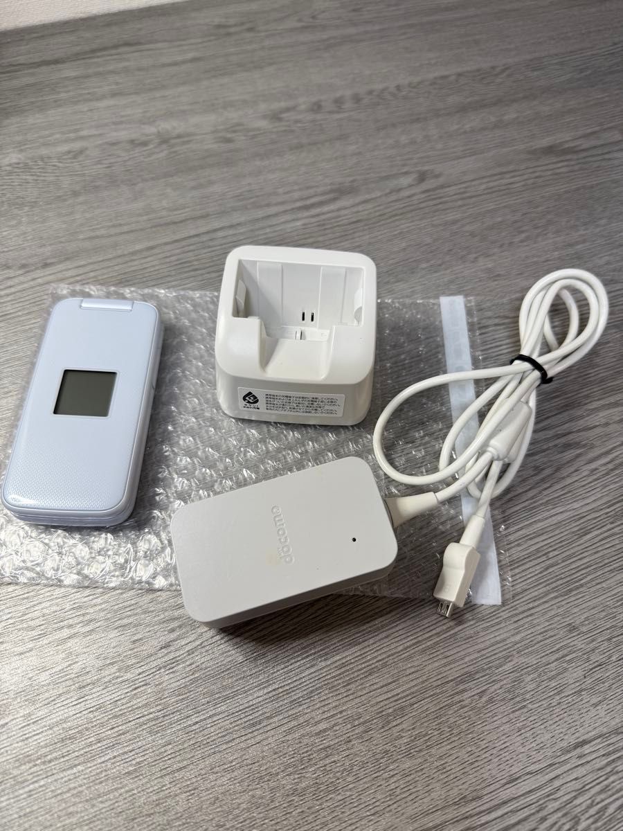 中古品 SIMフリードコモガラホ らくらくホン F-01M ホワイト +卓上