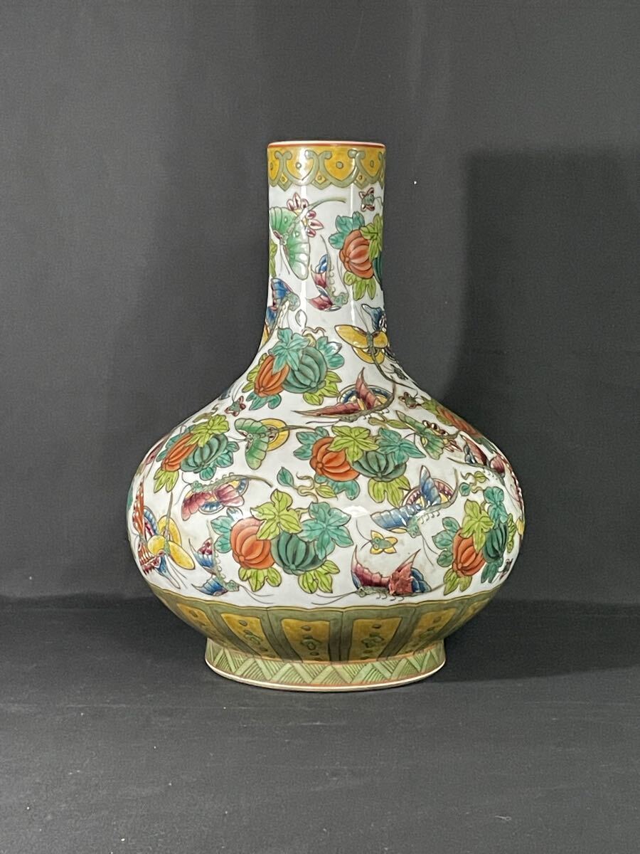 故宮】果蝶図蕪瓶 滬 大清光緒年製 上海紅衛兵没収文物博物院印判 約