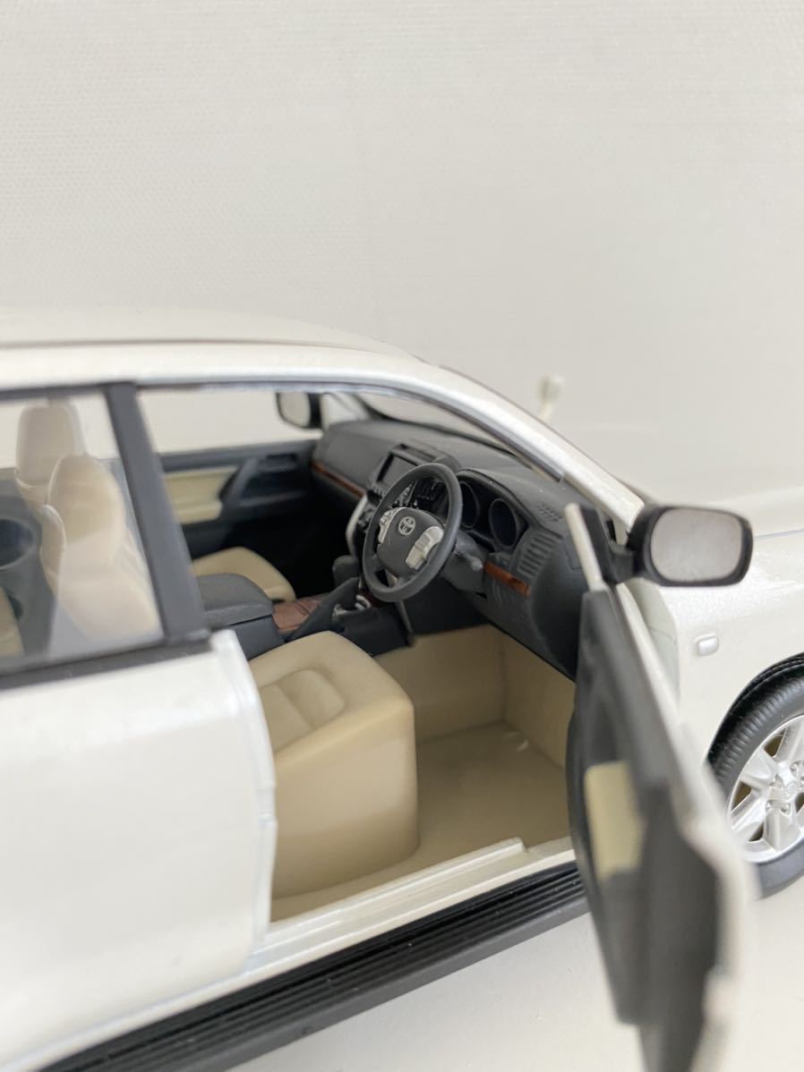 送料込み ランドクルーザー 200 ミニカー トヨタ 1/30 カラーサンプル