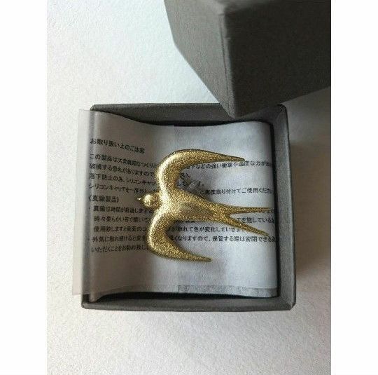 安い 未使用:ミナペルホネン hello swallow ブローチ ゴールド 正規品