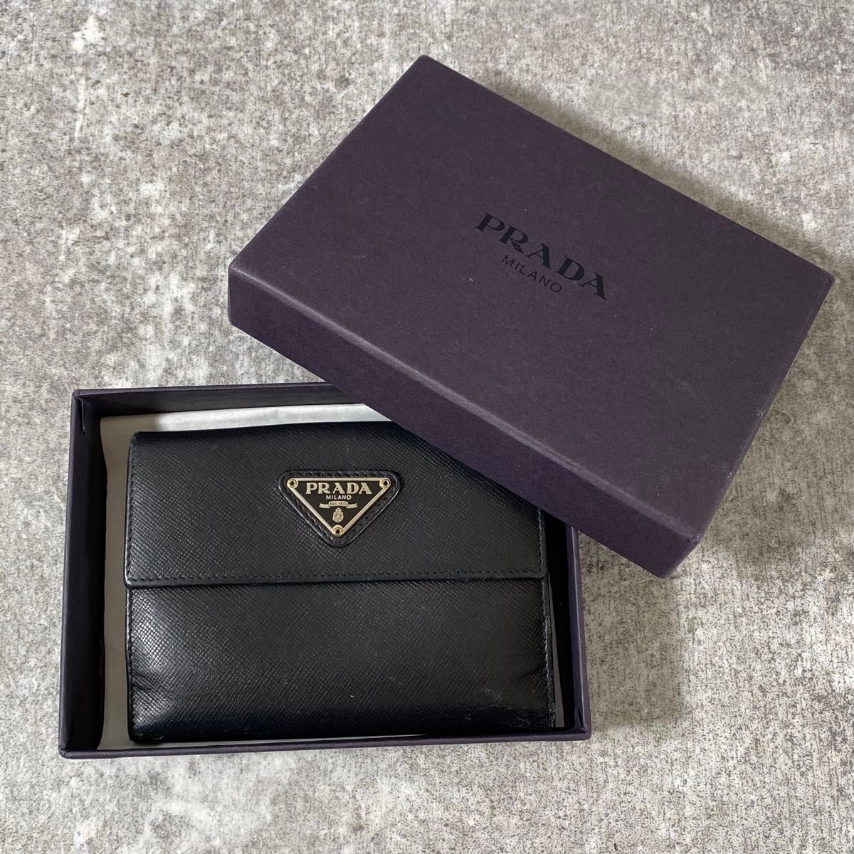 美品 PRADA プラダ 三つ折り財布 サフィアーノレザー 三角ロゴ 黒