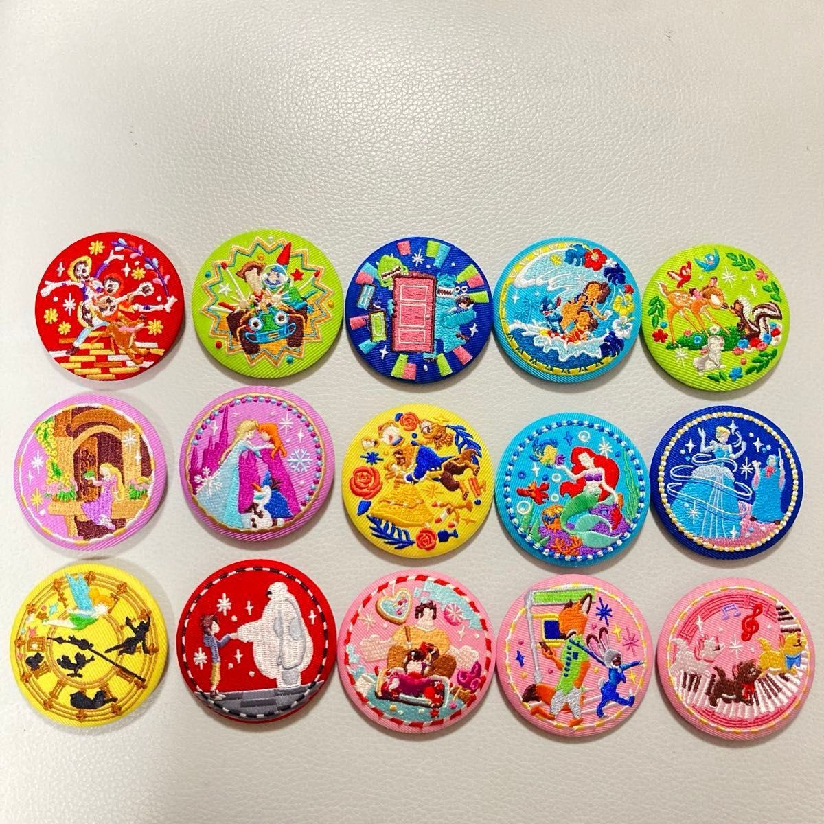 最安値】缶バッジのみ ディズニー 刺繍缶バッジ ビスケット2 15種