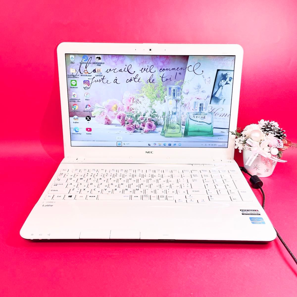 サクサク快適 可愛いホワイト 薄型ノートパソコン SSD250GA Windows11