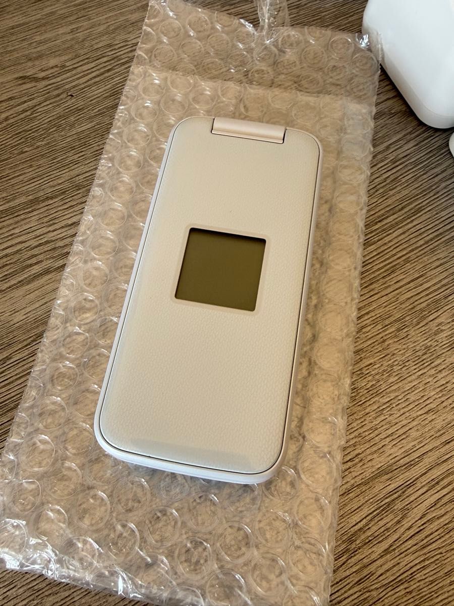 美品 SIMフリードコモ らくらくホン F-01M ホワイト 一括購入 卓上