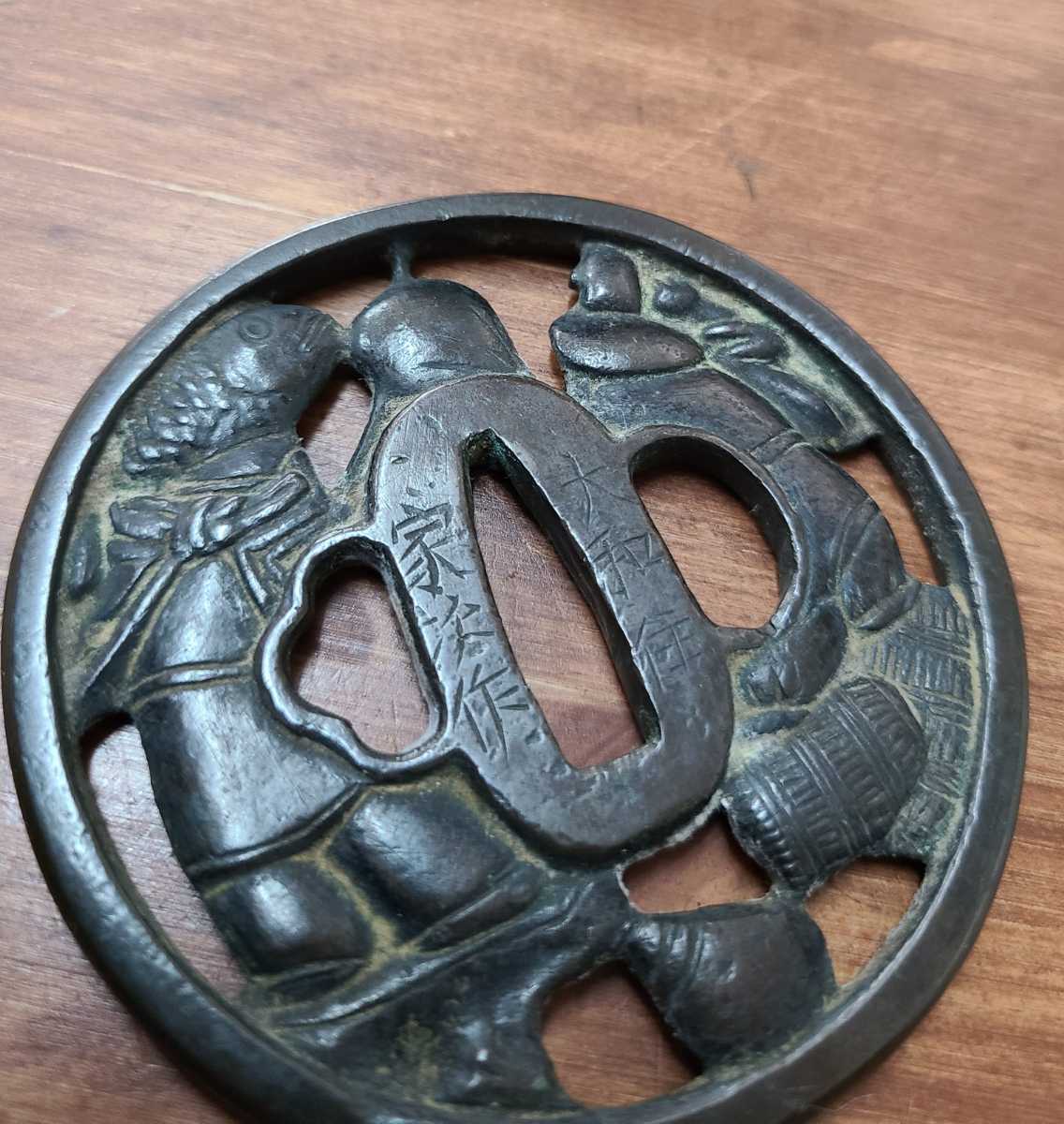 鐔 鍔 在銘 寿次 松尾芭蕉風景図 見事な高肉彫 日本刀 刀装具 真剣