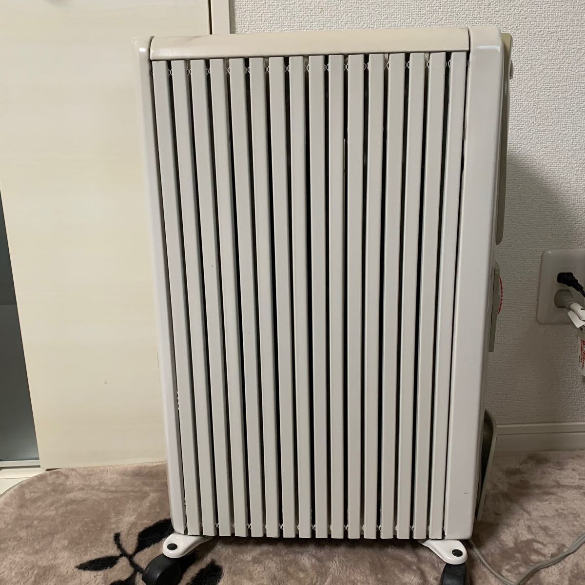 伊)デロンギ社製 オイル密閉式ラジエター型ヒーター Mod.081505TEC