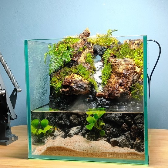 滝の流れるアクアテラリウムNo.1142